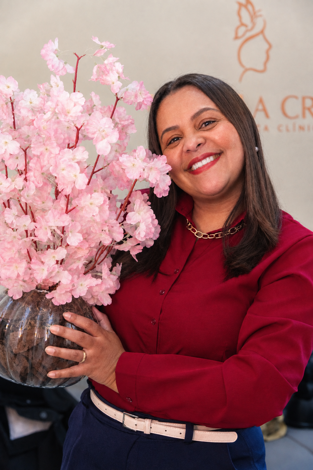 Ismaela Cruz segurando um arranjo de flores