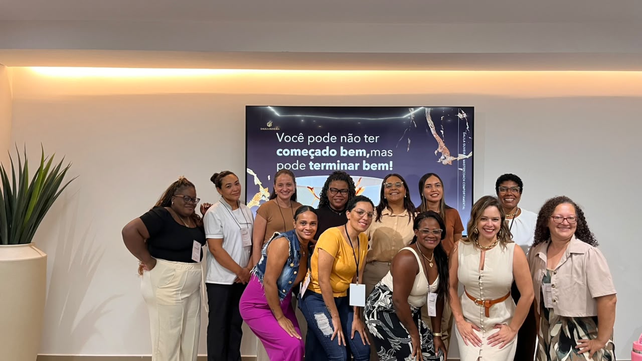 Grupo de mulheres reunidas em um encontro