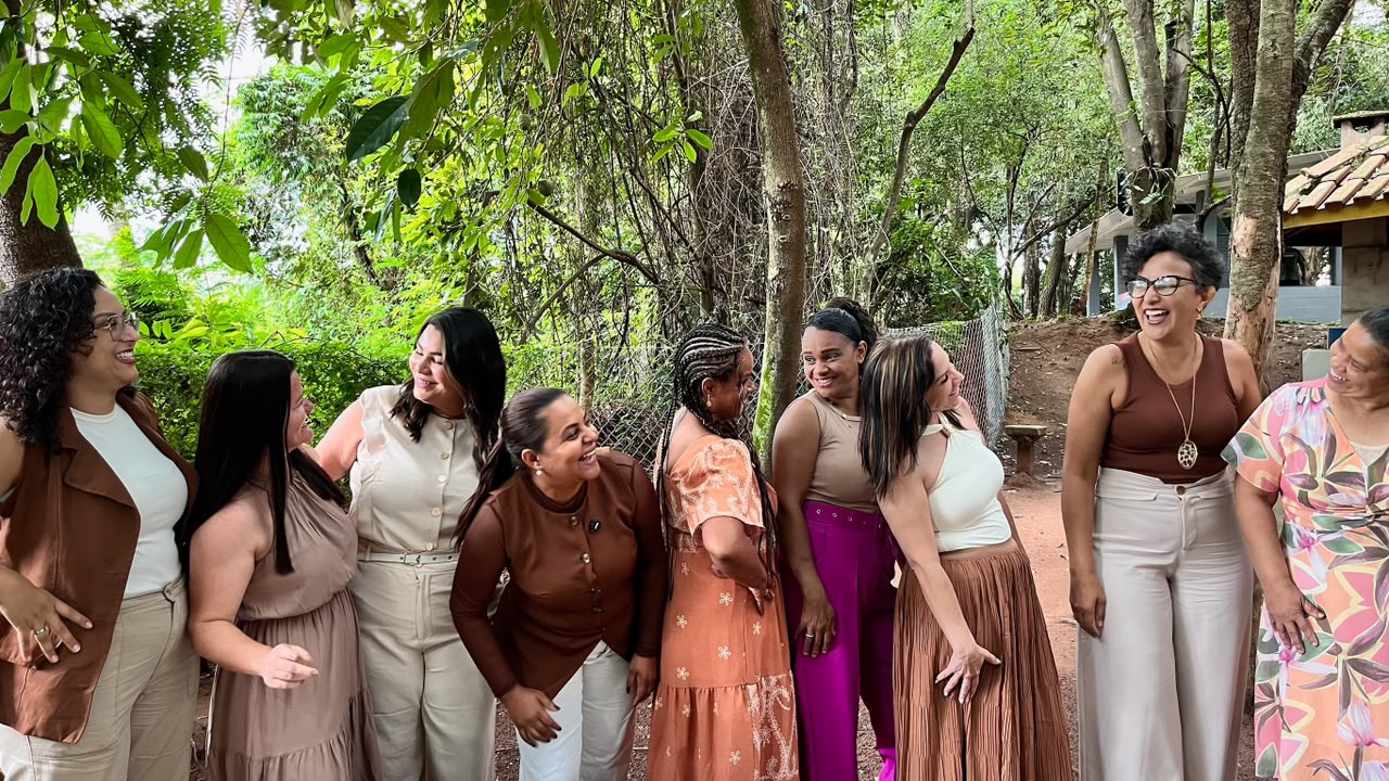 Mulheres conversando e sorrindo ao ar livre